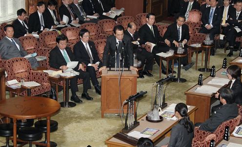 参議院予算委員会で答弁する菅総理２