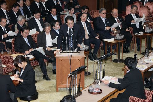 参議院予算委員会で答弁する菅総理１