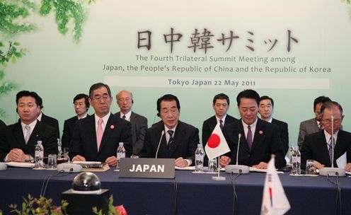 日中韓サミットで発言する菅総理