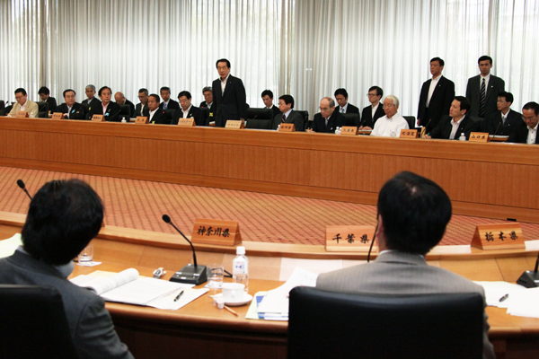 全国知事会議であいさつする菅総理１