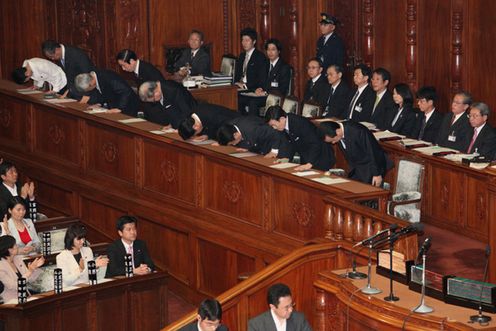 衆議院本会議で採決後一礼する菅総理