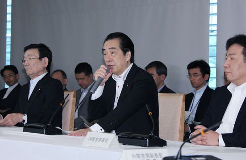 経済情勢に関する検討会合であいさつをする菅総理１