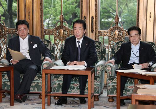 政府・与党社会保障改革検討本部成案決定会合であいさつする菅総理１