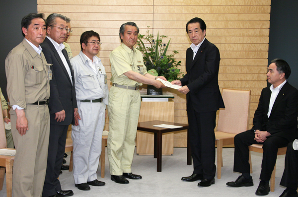 野田武則釜石市長ら市町村長からの要望書を受け取る菅総理