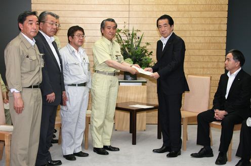 野田武則釜石市長ら市町村長からの要望書を受け取る菅総理