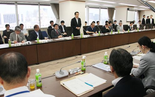 自殺対策タスクフォースの会合であいさつする菅総理２