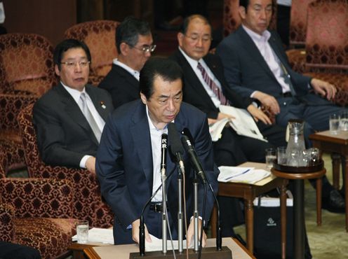 参議院予算委員会で答弁する菅総理１