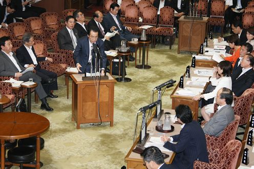 参議院予算委員会で答弁する菅総理２