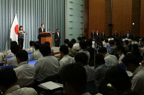 記者会見を行う菅総理４