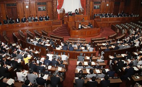 参議院本会議で平成２３年度補正予算（第２号）の可決を受けて一礼する菅総理１