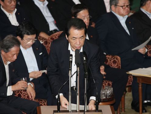 参議院予算委員会で答弁する菅総理２