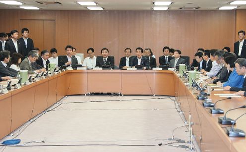 税制調査会であいさつする菅総理２