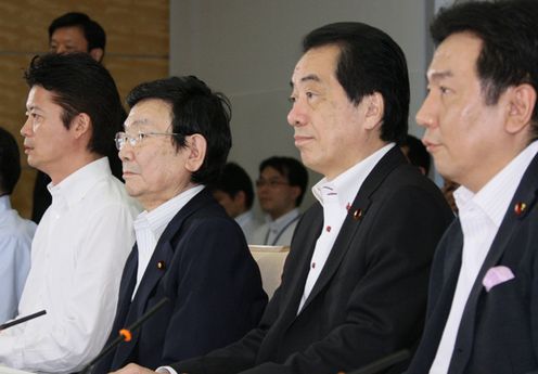月例経済報告等に関する関係閣僚会議に出席する菅総理１